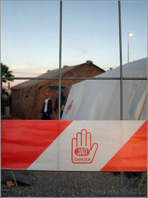 Cinta en la alambrada que rodea al CETI (Centro de Estancia Temporal de Inmigrantes) - Melilla