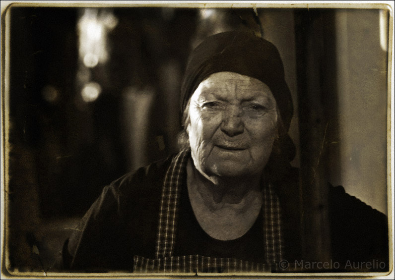 La castañera de Terrassa. Josefina desde hace 43 años vende castañas en la rambla de Terrassa, Barcelona.