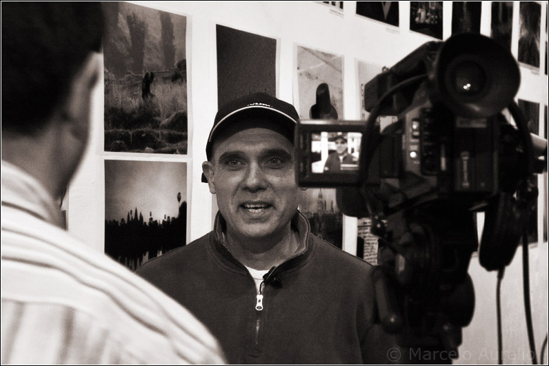 Martín Gallego entrevistado en la Inauguración de “De la red a la Pared II”