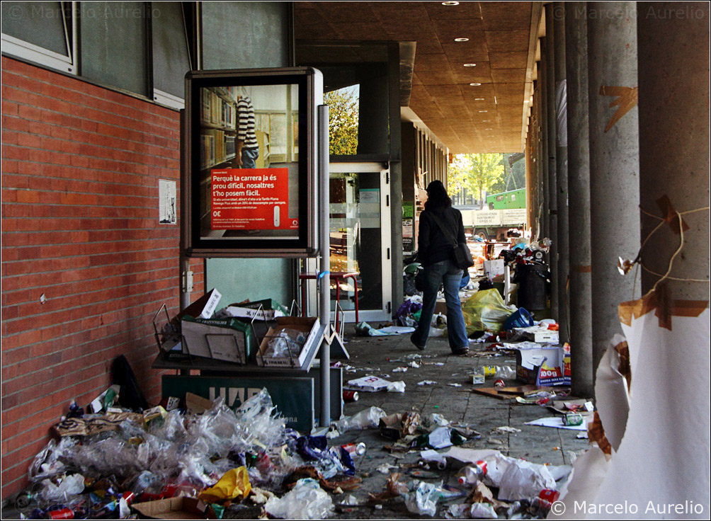 Perquè la carrera ja és prou difícil, nosaltres t'ho posem fàcil - Porque la carrera ya es lo suficientemente difícil, nosotros te lo ponemos fácil - Biblioteca de Humanidades - UAB - Bellaterra - Barcelona