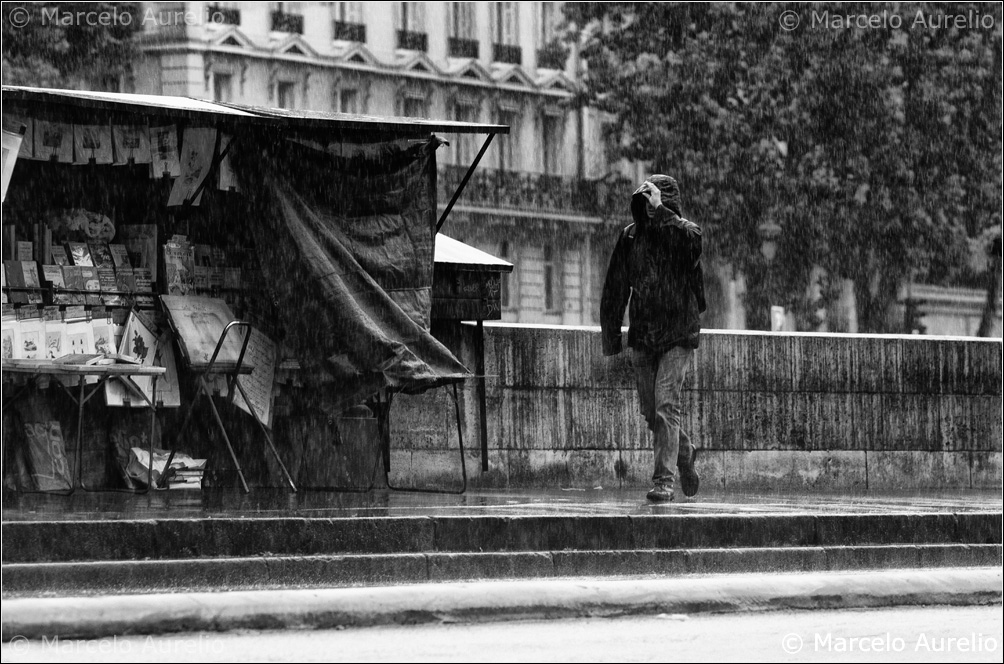 ..en París, con aguacero.  París. Francia