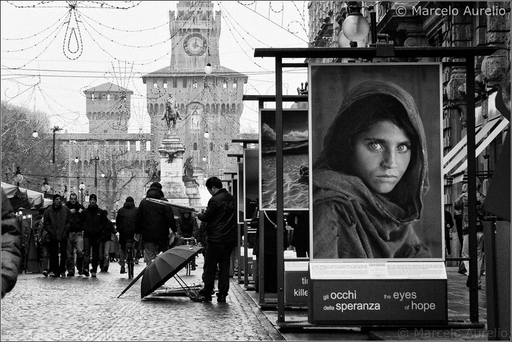 Gli occhi della speranza - Exposición de National Geographic en Via Dante, Milán, Italia.