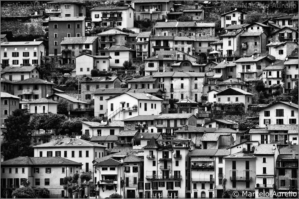 Pueblo frente al Lago di Como - Italia