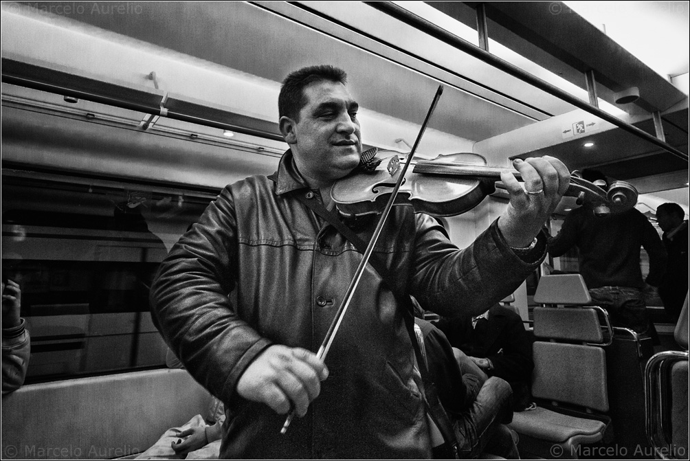 Becho toca el violín en los trenes - Barcelona