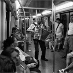 El acordeonista que llenó el vagón de recuerdos muertos - Barcelona