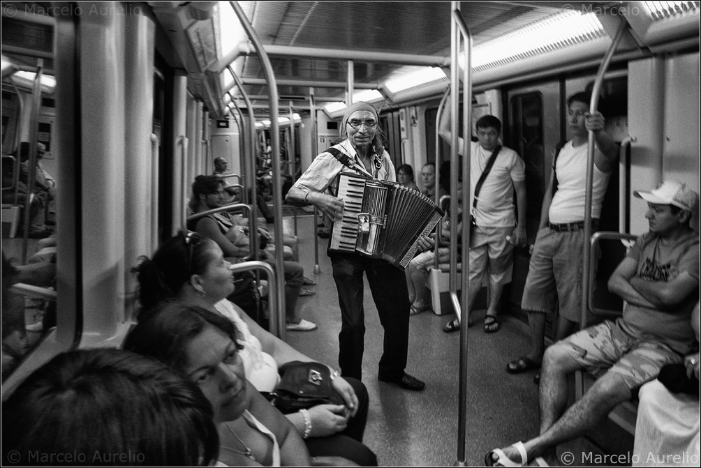 El acordeonista que llenó el vagón de recuerdos muertos - Barcelona