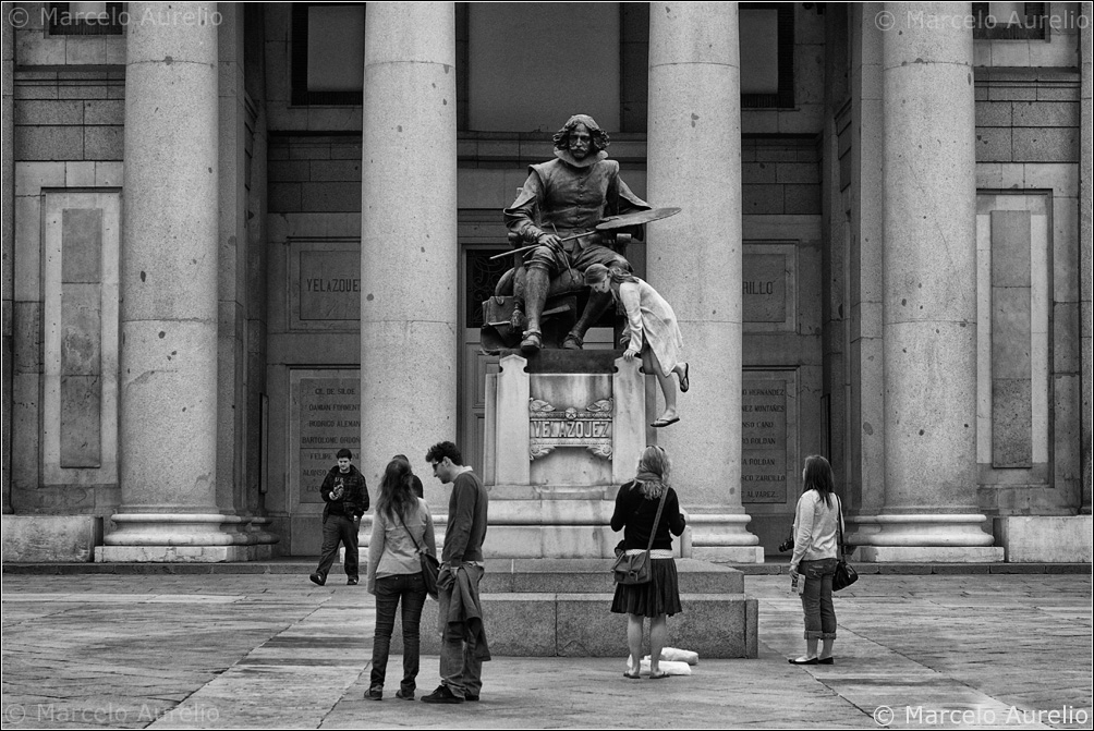El arte de escalar - Monumento a Velazquez en Paseo del Prado. Madrid. © Marcelo Aurelio