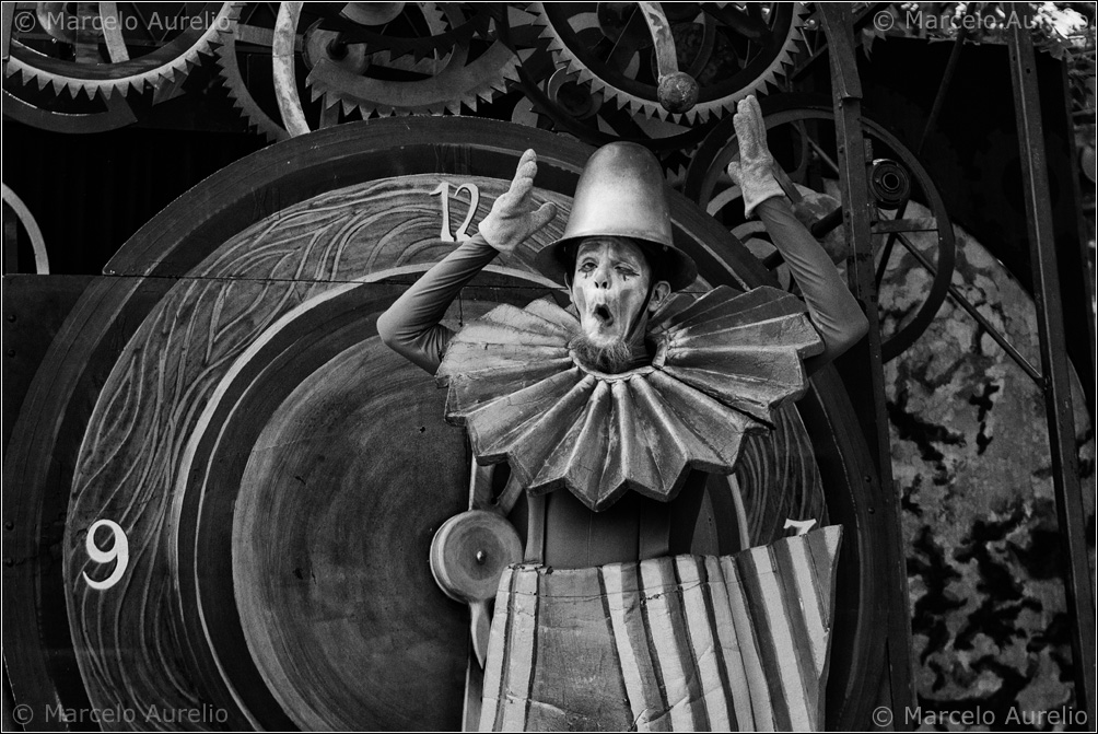 Ding... dong... suena la música del carrillón. Companya La Tal. Fira Modernista de Terrassa 2013. Terrassa, Barcelona.