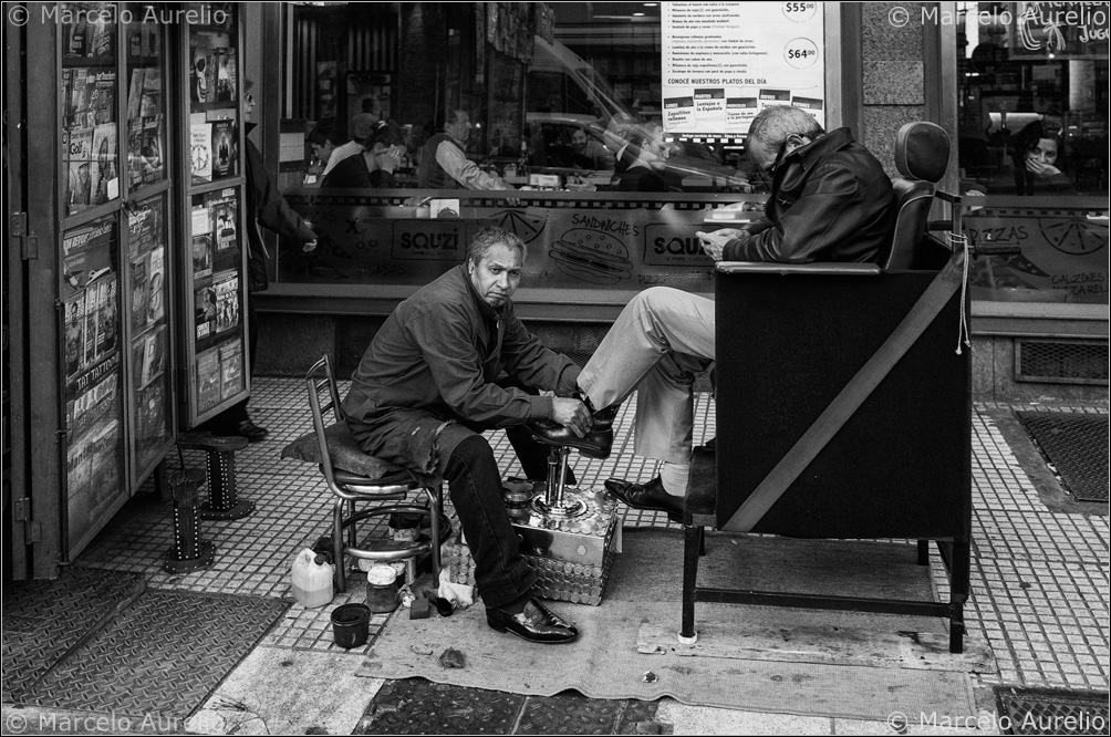 Entre diarios y franelas. Buenos Aires, Argentina, 2013. © Marcelo Aurelio