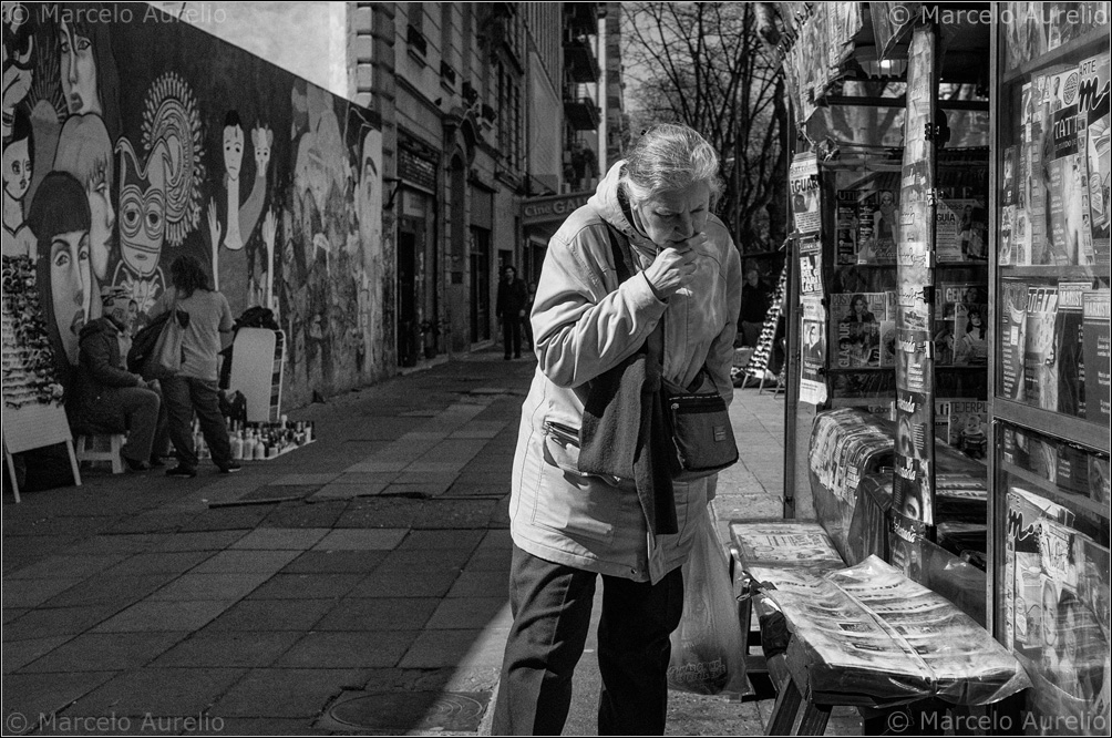 Lectura en diagonal. Buenos Aires. Argentina, 2013. © Marcelo Aurelio