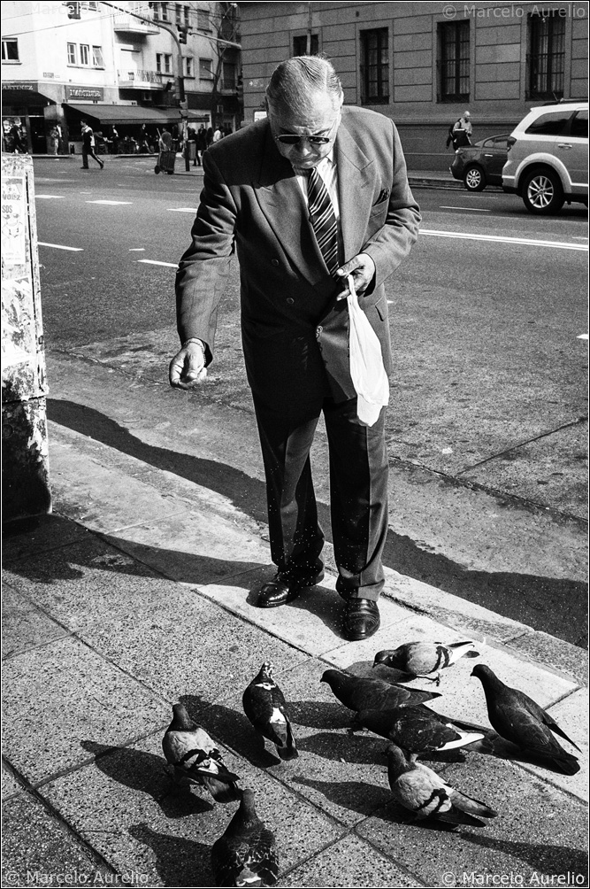 Alimentando a las palomas que persiguieron a Vernon Vries. Buenos Aires, Argentina,2013. © Marcelo Aurelio