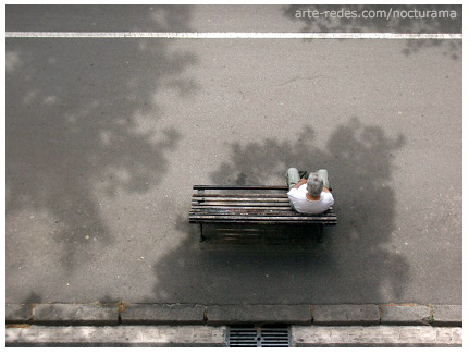 El hombre que está solo y espera