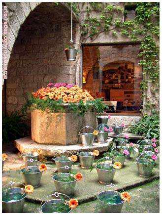 Feliz día internacional de la mujer. Caminando por Girona.