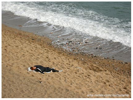 esperar la marea en la Barceloneta