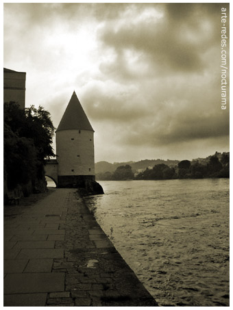 Frente al Río Inn la Torre de Schaibling, Passau, Alemania