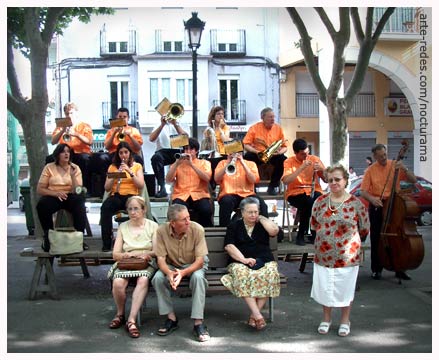 La Patum 2005 , Sardanes per la Cobla Principal de Berga. / Sardanas por la Cobla Principal de Berga.