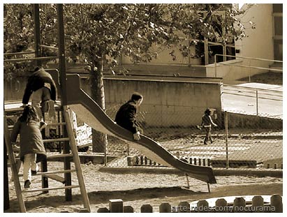 juegos en una plaza de Tona